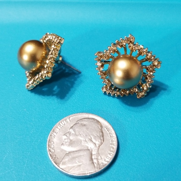 Faux pearl earrings - Picture 3 of 4